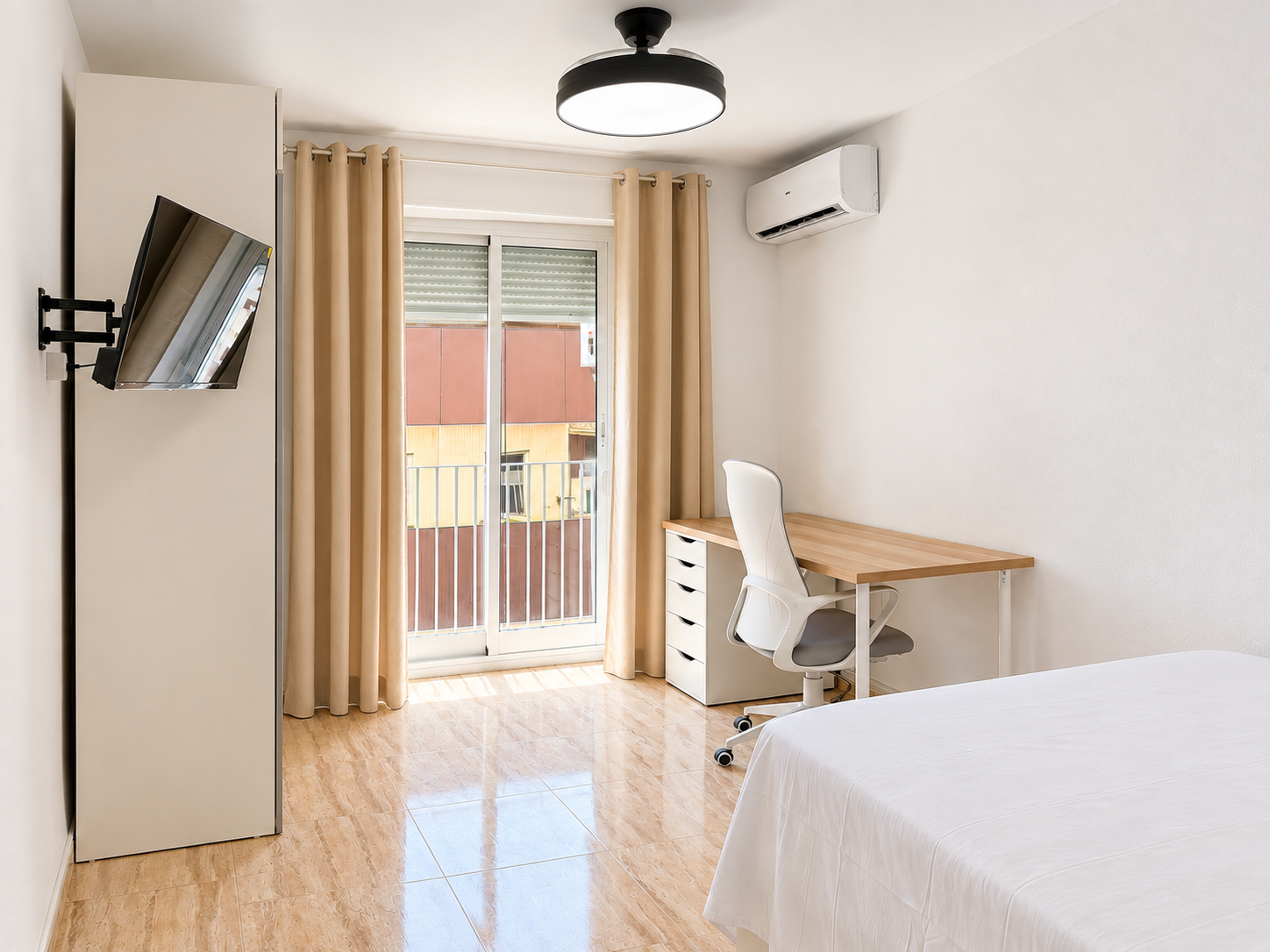 Un dormitorio luminoso y abierto al exterior, con vistas despejadas y un rincón de trabajo que hace fácil combinar descanso y concentración