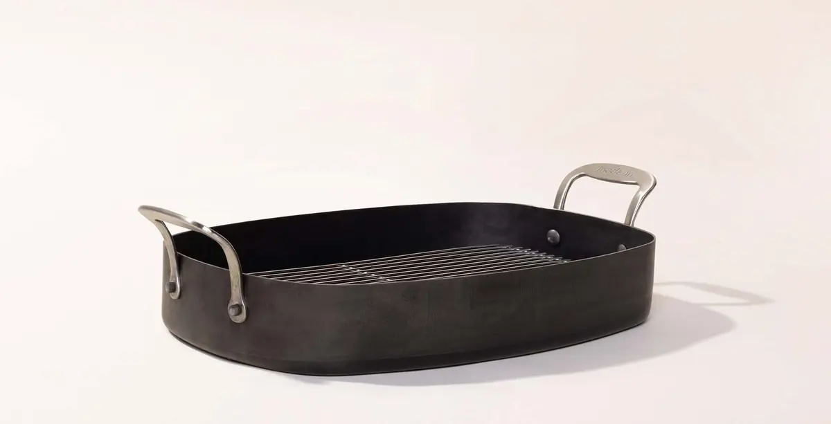 Designed for roasting fish, this Roasting Pan will be your new favorite pan. 