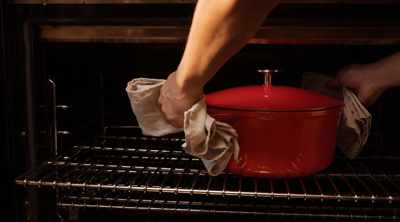 What are the Differences Between Cooking With Glass & Cast Iron