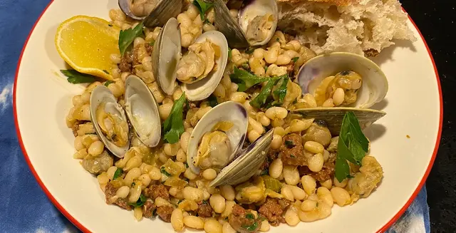 Alubia Blancas with Clams