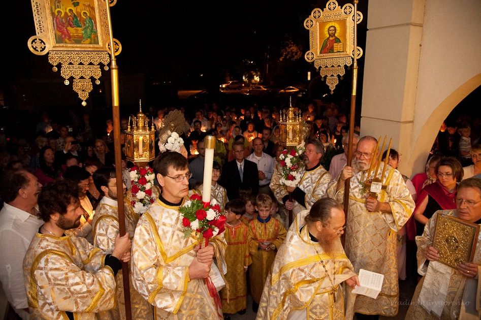 Orthodox congregation on Pascha night