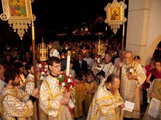 Orthodox congregation on Pascha night