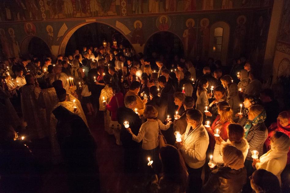 congregation during candlelight service