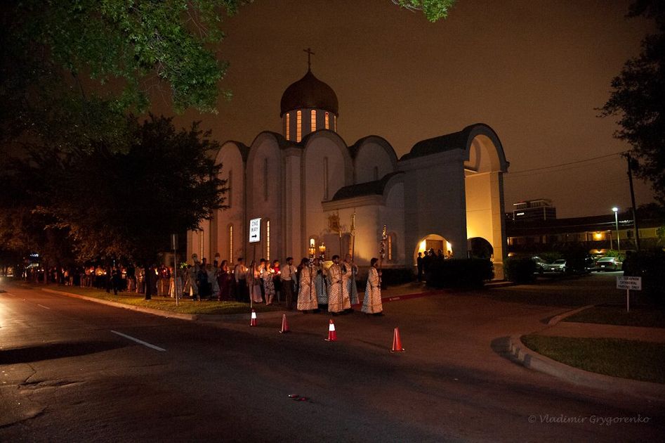 Candelight procession around a cathedral on Pascha night