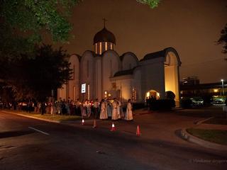 Candelight procession around a cathedral on Pascha night