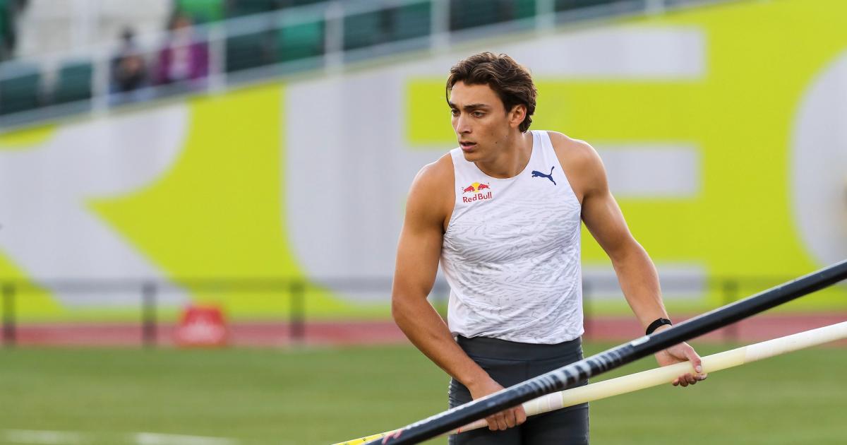 Mondo Duplantis getting ready to compete at the 2022 Prefontaine Classic.