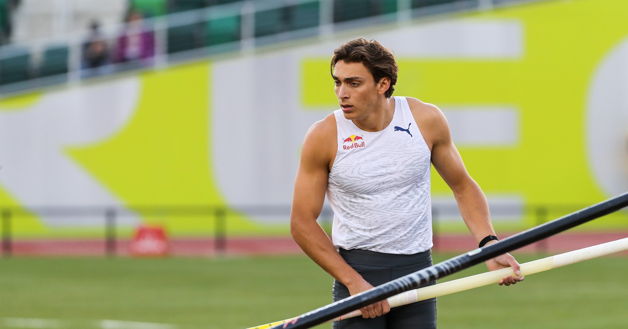 Mondo Duplantis getting ready to compete at the 2022 Prefontaine Classic.