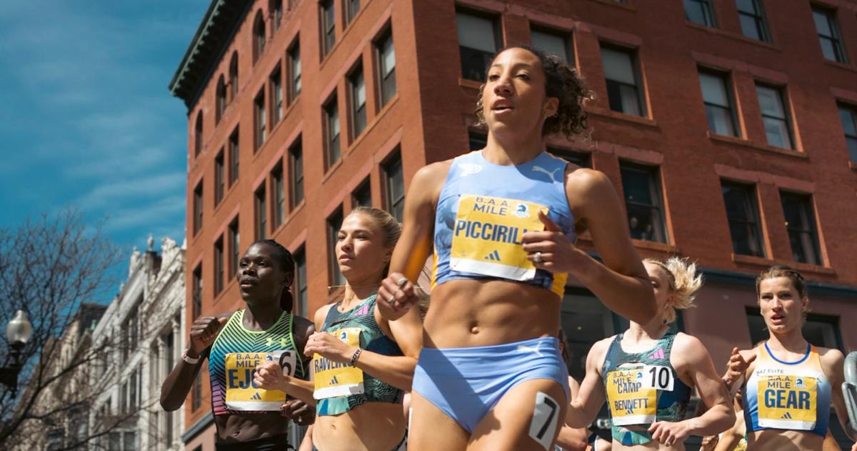 Angel Piccirillo leads the women's pack at the 2023 BAA Invitational Mile.