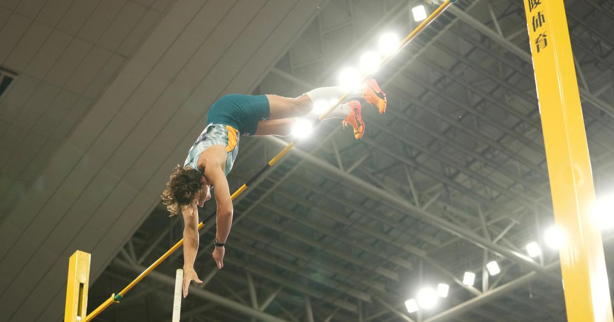 Mondo Duplantis clears 6.24m to break his own pole vault world record at the Xiamen Diamond League in China.