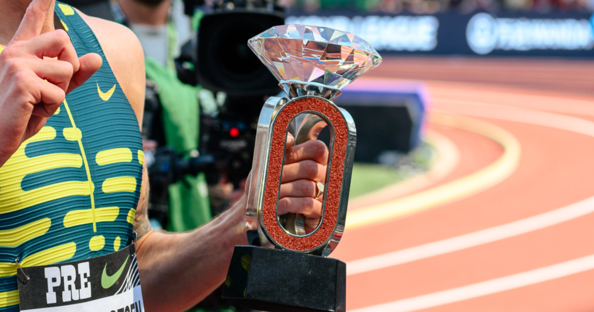 Jakob Ingebrigtsen holds his Diamond League trophy at the 2023 Prefontaine Classic.