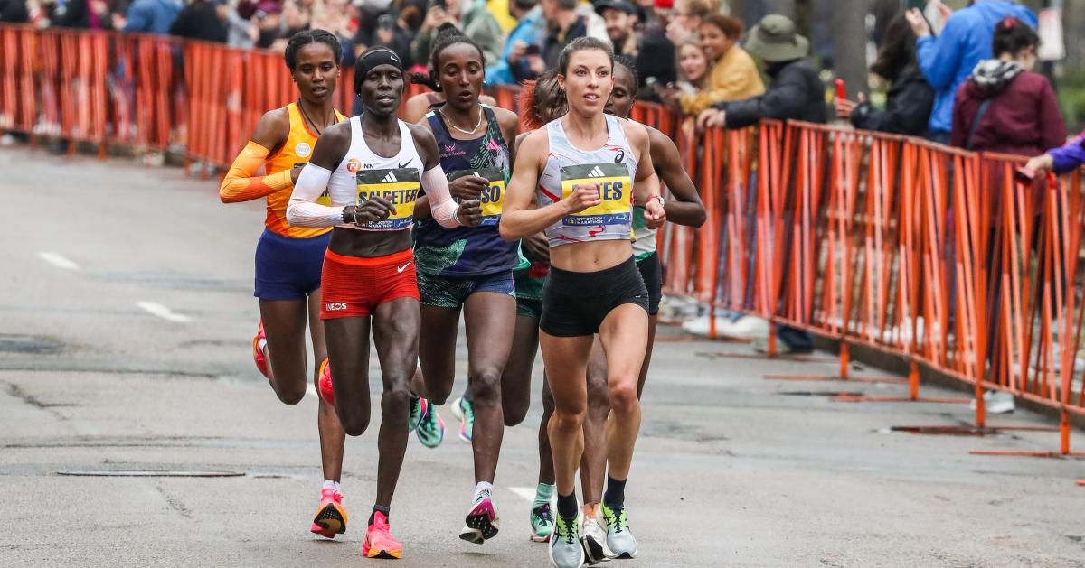 Emma Bates leading the lead pack of elite women in the closing miles of the 2023 Boston Marathon.