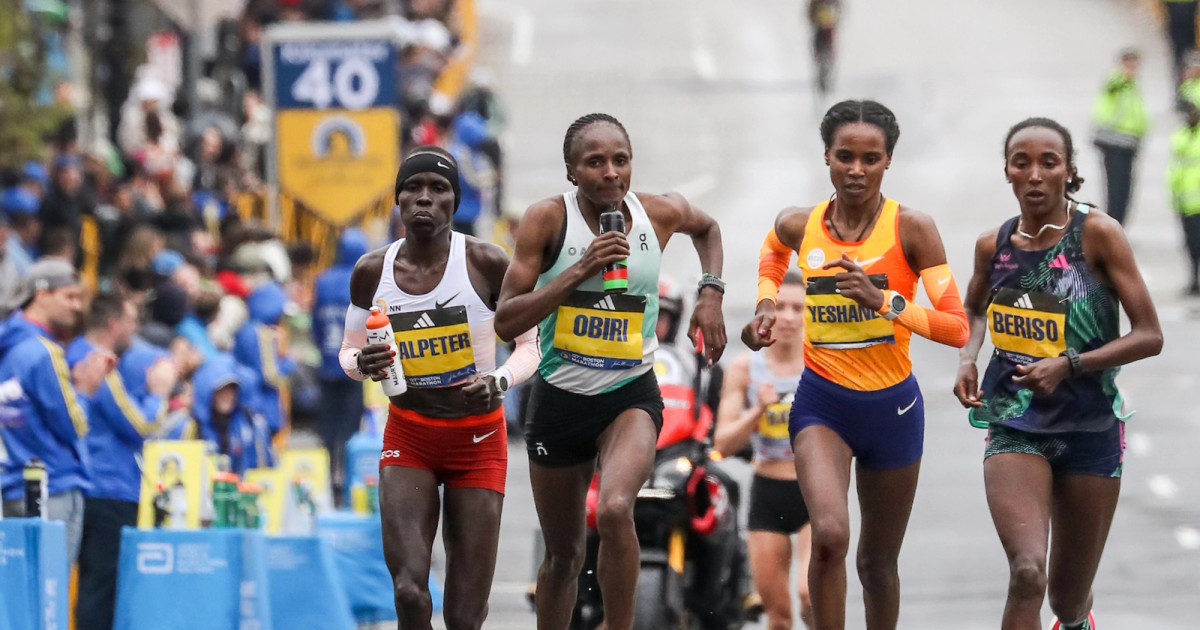 Hellen Obiri hits the 40K mark with the leaders at the 2023 Boston Marathon.