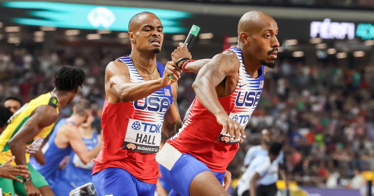 Quincy Hall and Vernon Norwood competing in the 4x400m.