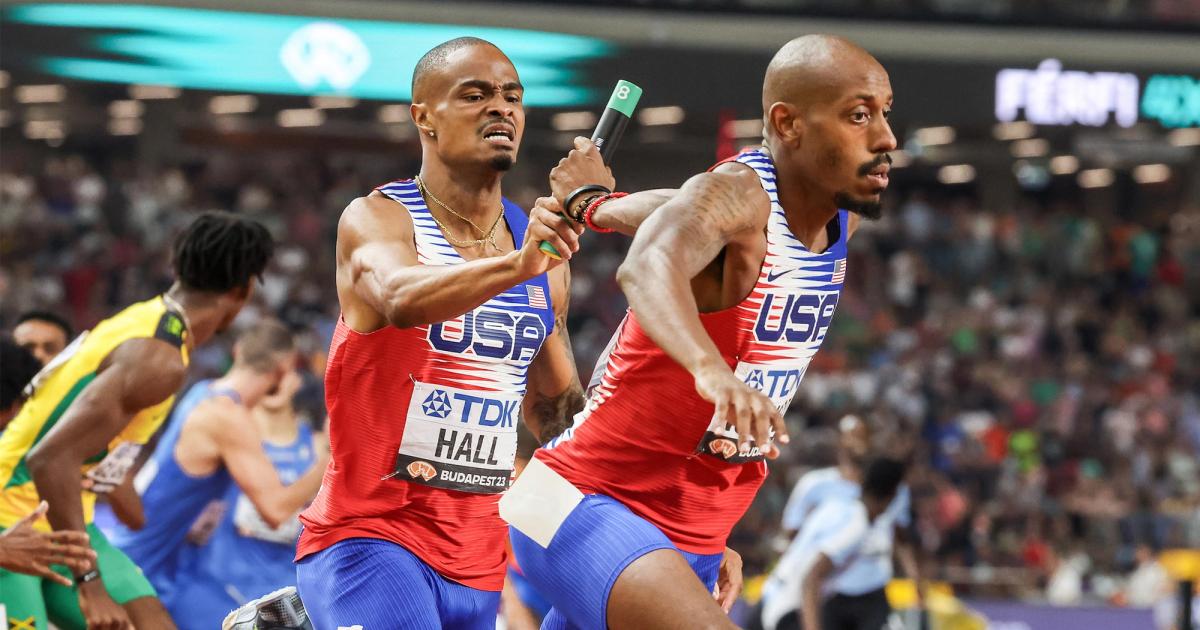 Quincy Hall and Vernon Norwood competing in the 4x400m. 