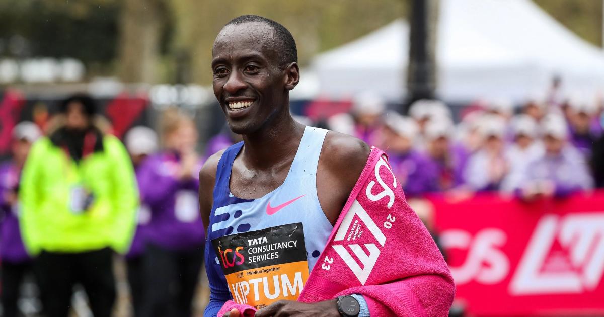 Kenya's Kelvin Kiptum celebrates his 2:01:25 victory and course record at the 2023 London Marathon.
