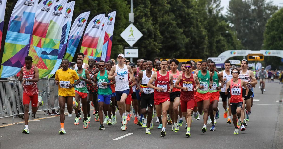 Team USA's Galen Rupp among the leaders at the 2022 World Athletics Championship marathon.