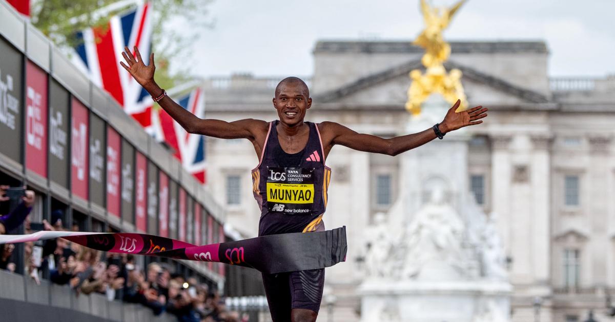 Alexander Mutiso Munyao managed to hold on for his first World Marathon Majors victory in 2:04:01.
