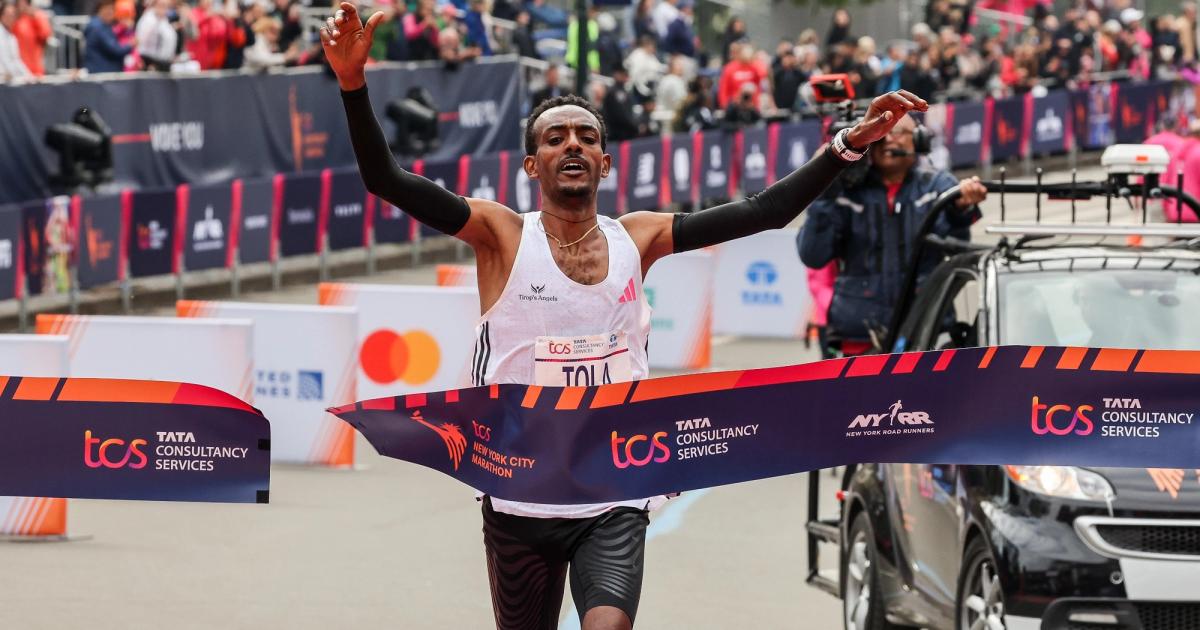 Tamirat Tola winning the 2023 NYC Marathon