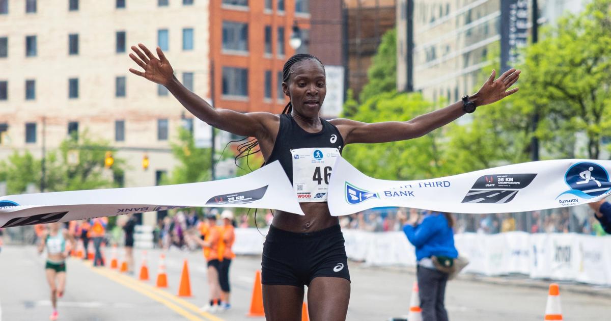 Betsy Saina wins the U.S. 25K Championships at the Amway River Bank Run 25K