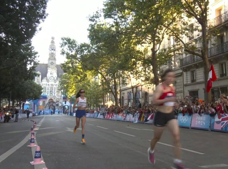 Fiona O'Keeffe in last place from the start of the Olympic marathon in Paris.