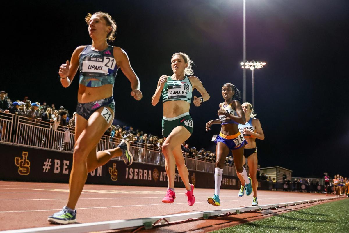 Emily Lipari and Kiera D'Amato lead chase pack at The Ten. 