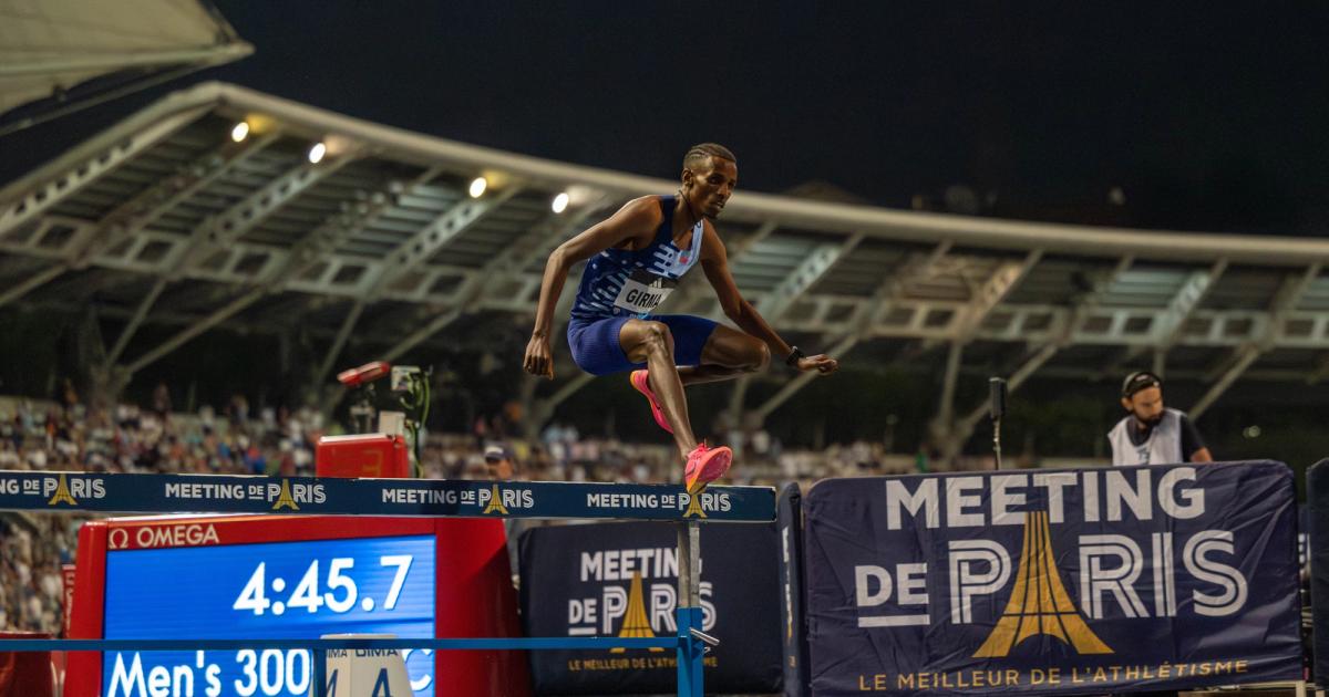 Lamecha Girma on his way to breaking the 3000m steeplechase world record.