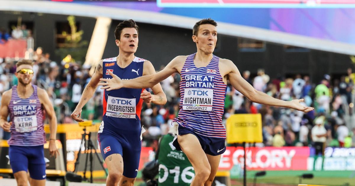 Jake Wightman beats Jakob Ingebrigtsen in the 2022 World Championship 1500m final.