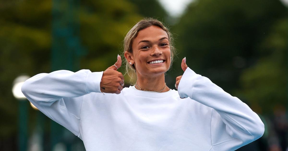 World championship bronze medalist Anna Hall gives a thumbs up