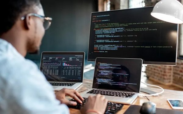 Berapa Biaya Membuat Website Profesional Tahun 2026? Panduan Anggaran & Solusi Hematnya