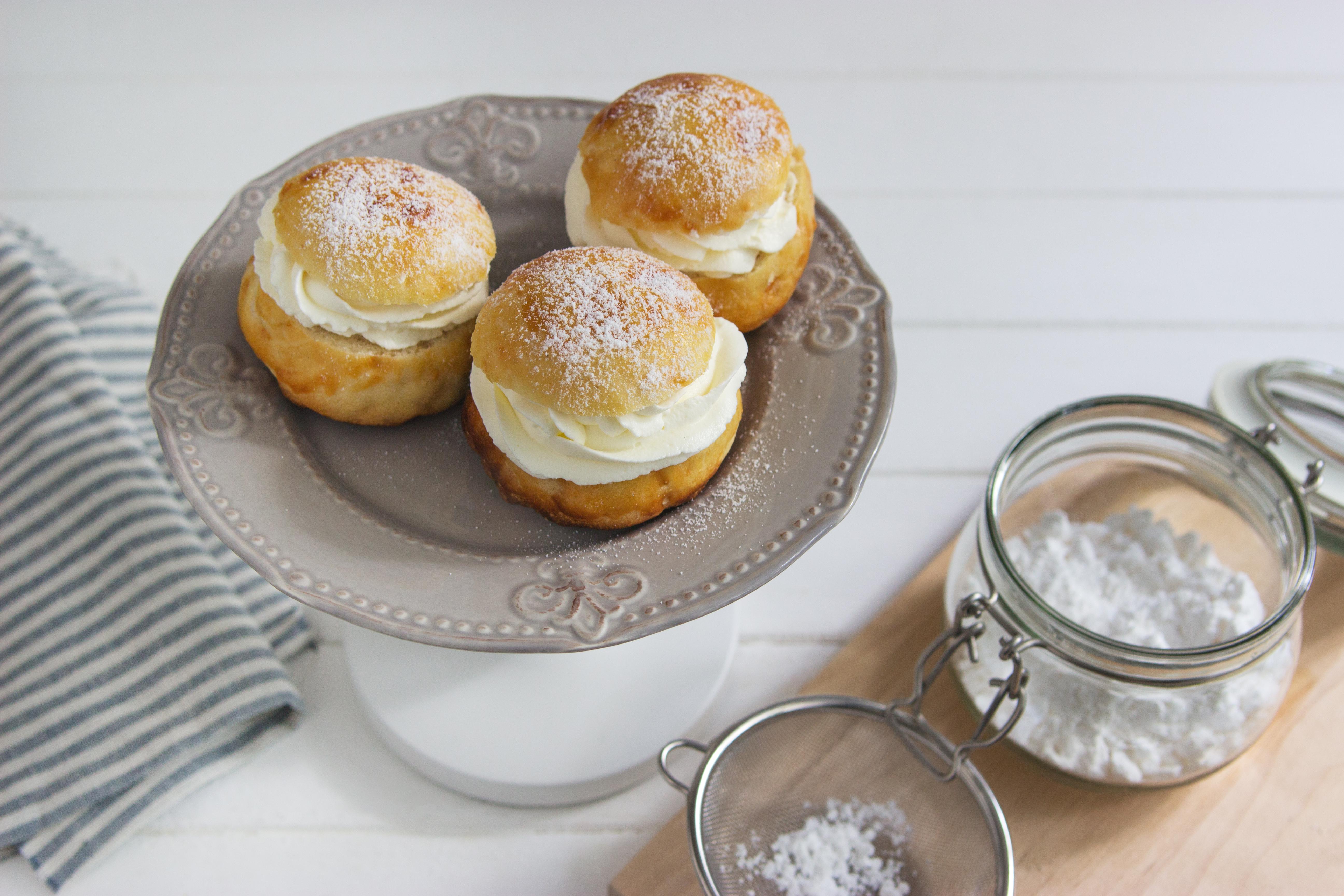 Tinnfat med tre fastelavnsboller med krem og melis.