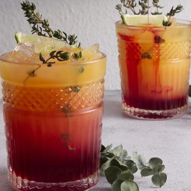 Mocktail med smak av passionsfrukt och grenadine. Toppad med eucalyptusblad och lime. 
