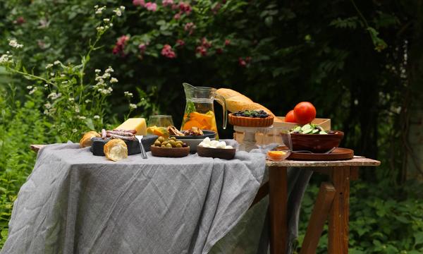 Bord med mat som passar till en picknick. 
