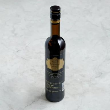 Mörk flaska med gyllene etikett. På etiketten står det "vildmarksglögg".
