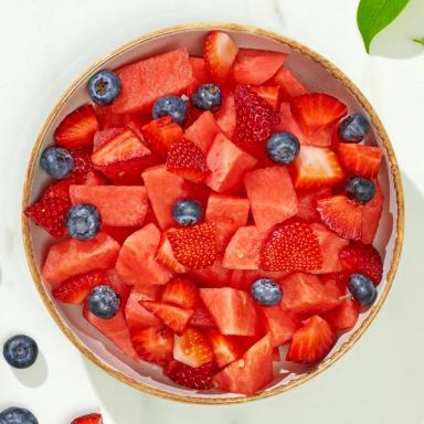 Fruktsallad med vattenmelon, jordgubbar och blåbär.