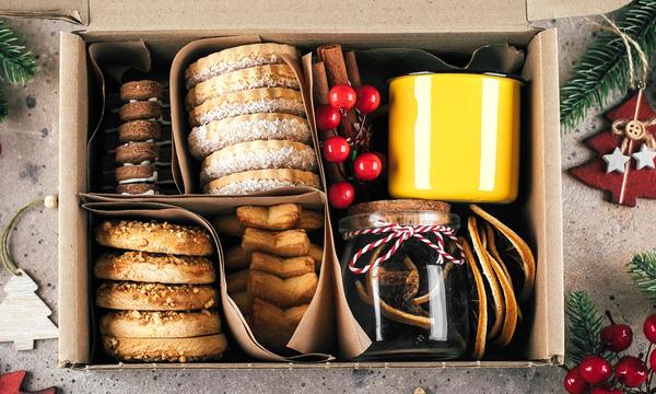 En låda med ätbara julklappar,  främst kakor. 