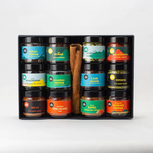 Paket med åtta kryddor och en dekorativ kanelstång i mitten. 