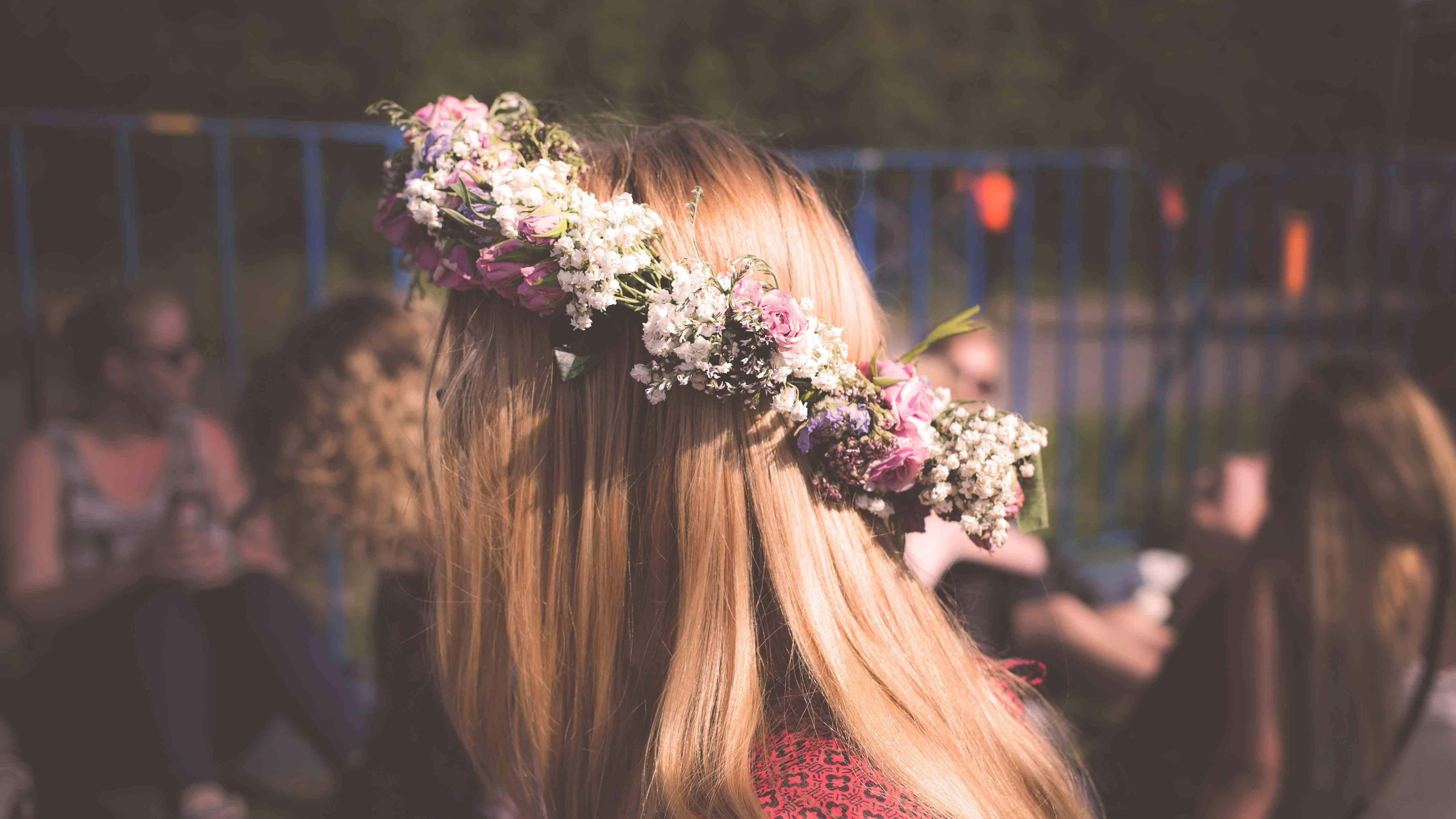 Kvinna med blomsterkrans i håret.