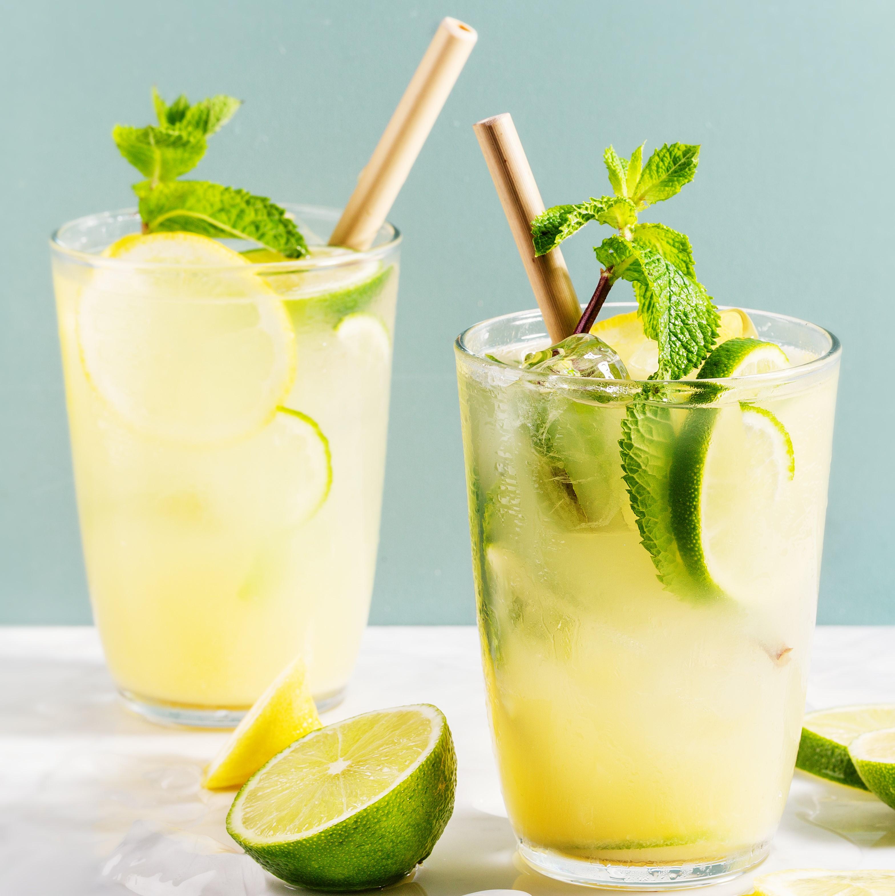 Hemgjord lemonad, garnerad med lime- och citronklyftor. 
