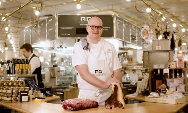 Johan Jureskog på AG Kötthandel. Han visar två köttbitar. 