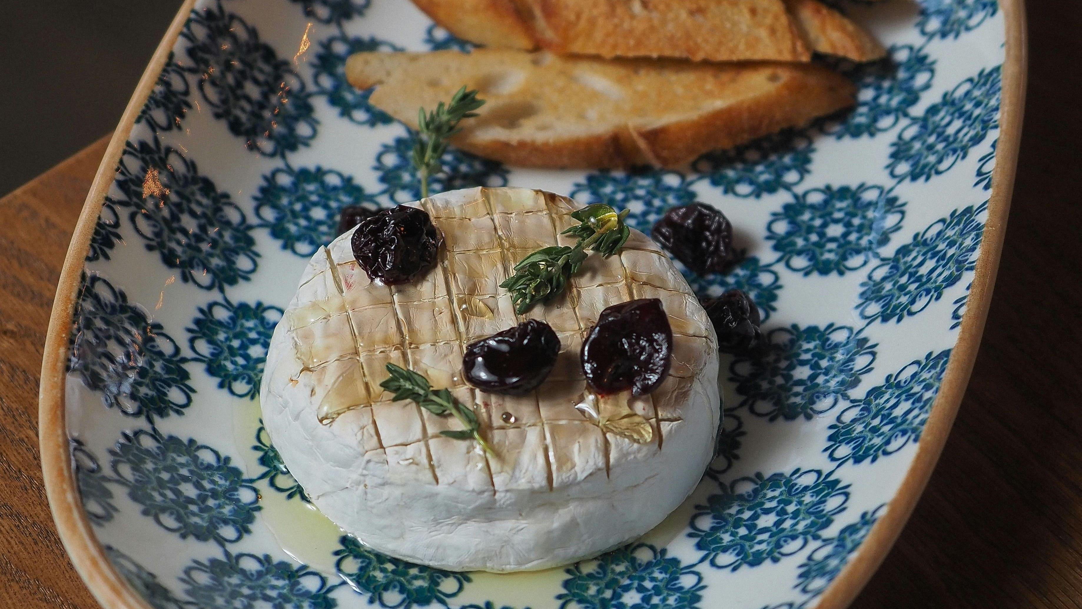 Bakad brie med bröd. 