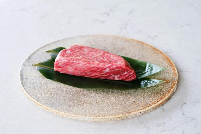 Wagyu på en vacker tallrik. Lagd på två robusta blad för utseendets skull.