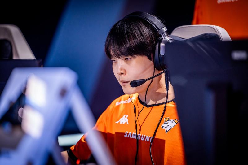 JaeWoo with Virtus.pro at the 2025 Midseason Championship. Photo by Adam Lakomy.