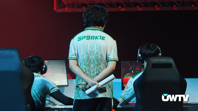 Falcons coach Kim "SP9RK1E" Yeong-han, overseeing his team's dominating performance.