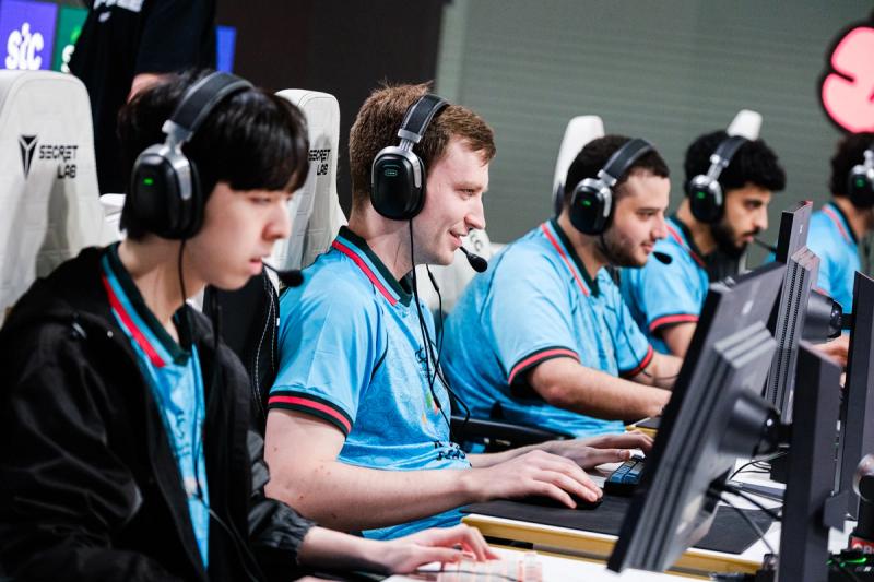 Twisted Minds playing against The Gatos Guapos at EWC 2025.