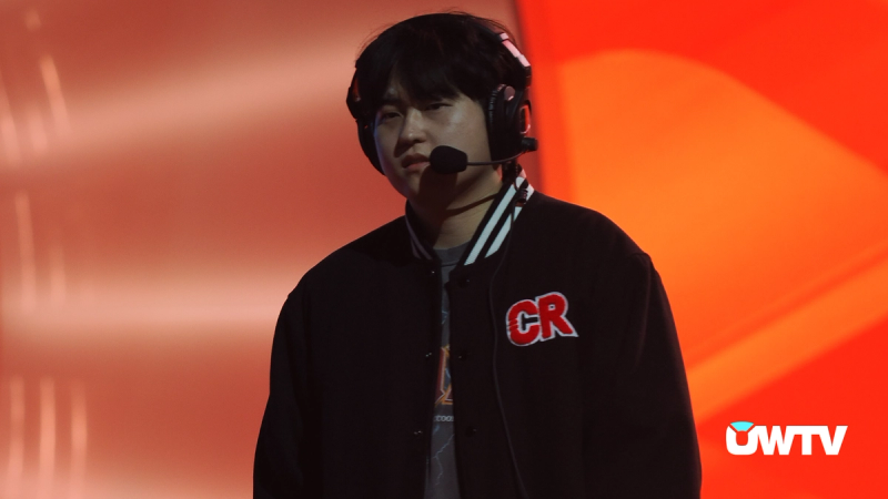 Son "Kong" Jun-young dictating Crazy Raccoons' every move.