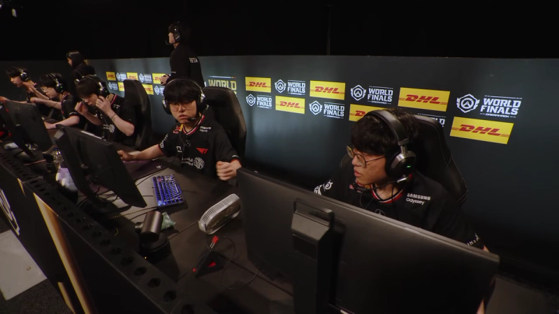 T1 celebrate their Map 1 win.