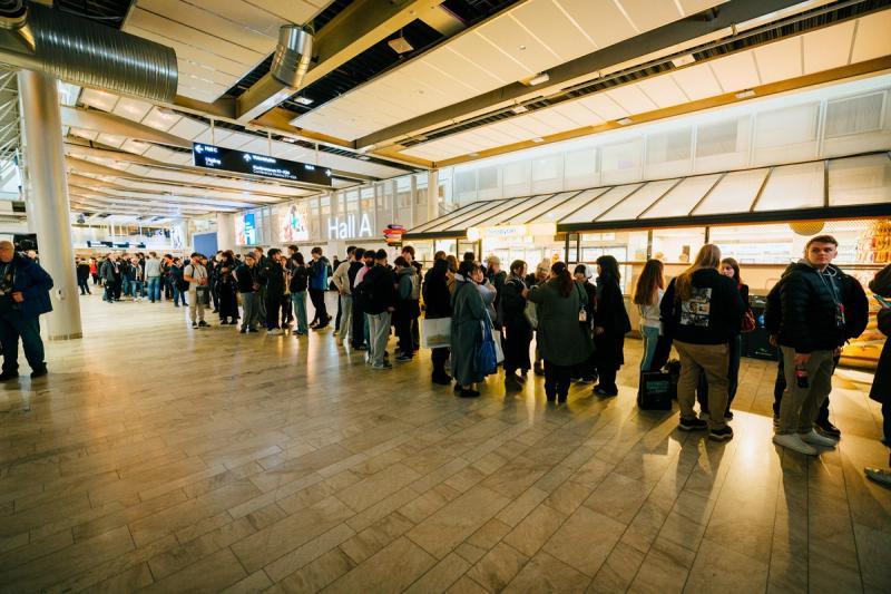 Line next to the PressbyrĂĄn next to the venue.