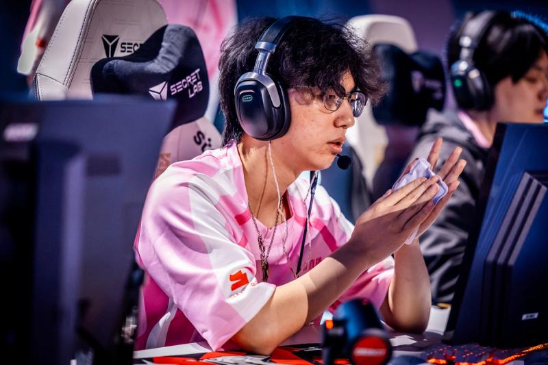 Guxue warming up his hands during their clash with Virtus.pro at Esports World Cup 2025.