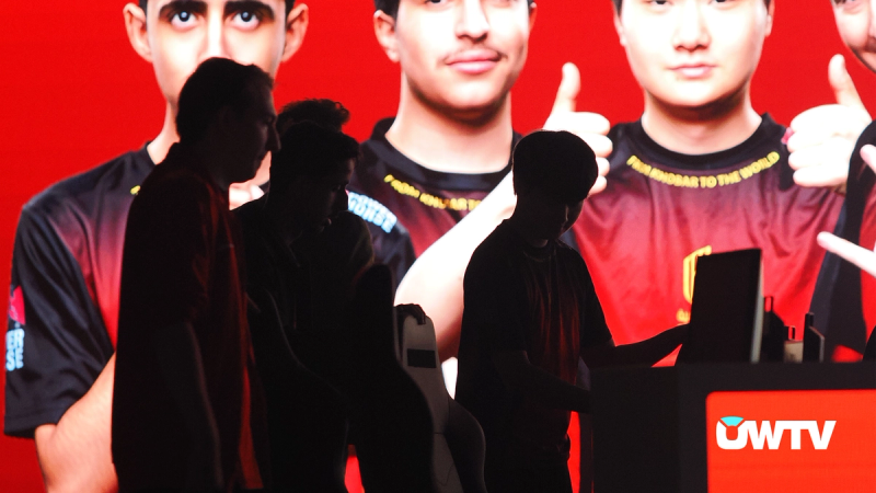 Al Qadsiah players' silhouettes.