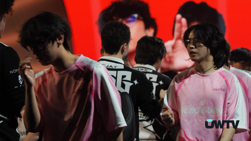 Mmonk and guxue shake hands with SSG players.